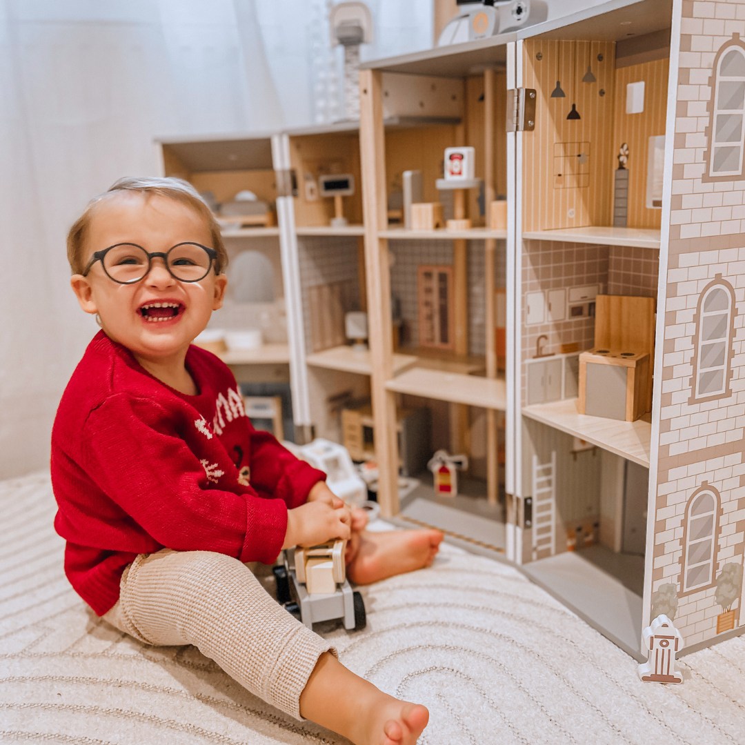 Stor hopfällbar brandstation med polisstation - set i trä. Brandstation och polisstation med tillbehör.