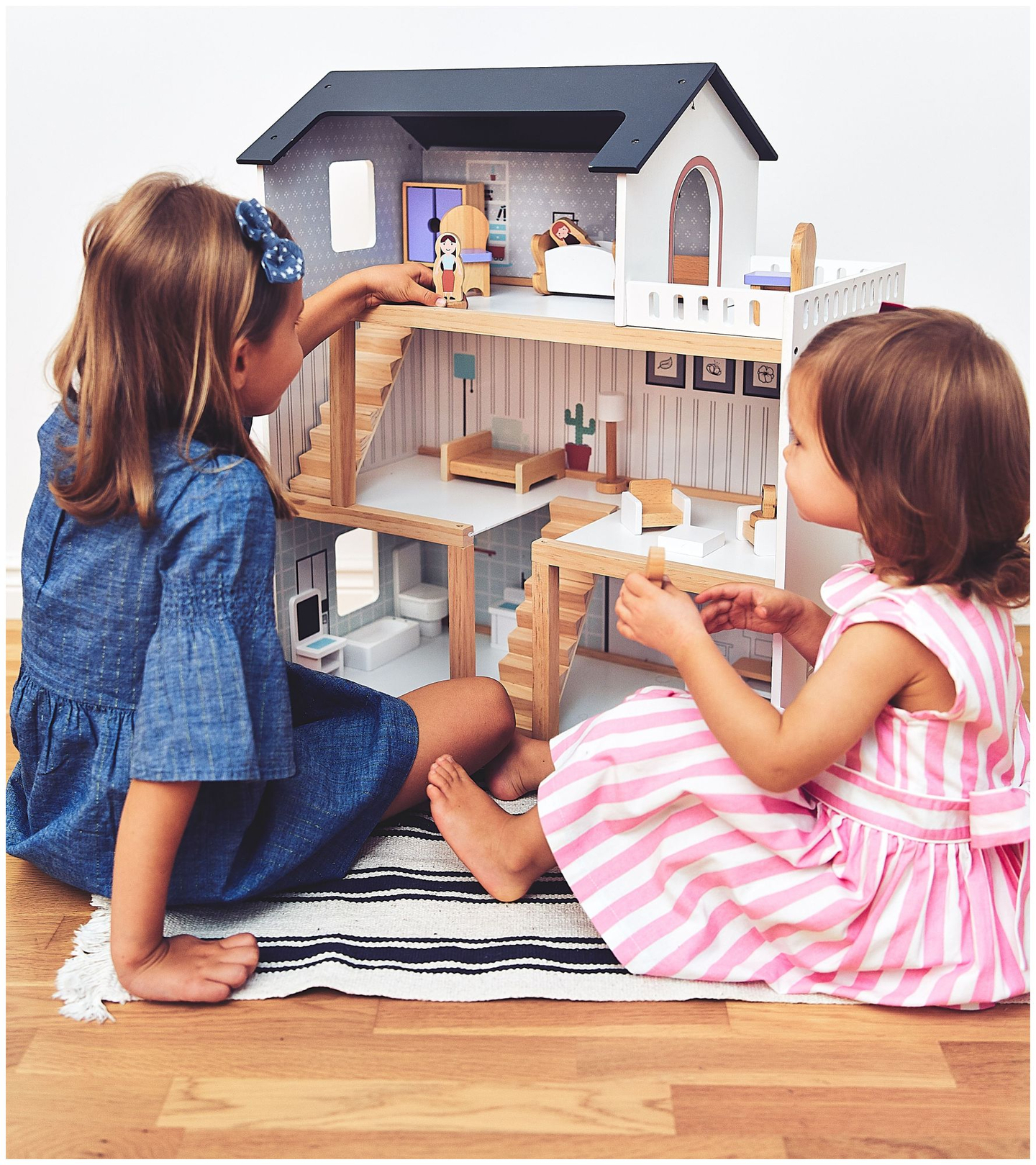 Vitt dockhus i trä med tillbehör 18 st.