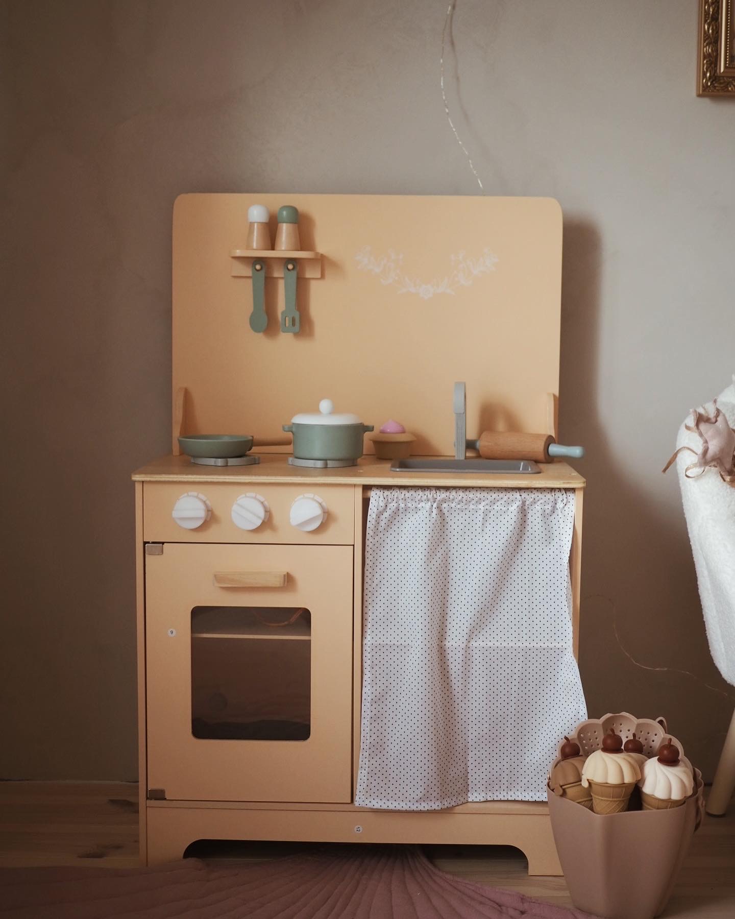 Träkök med förkläde, tillbehör och LED-belysning