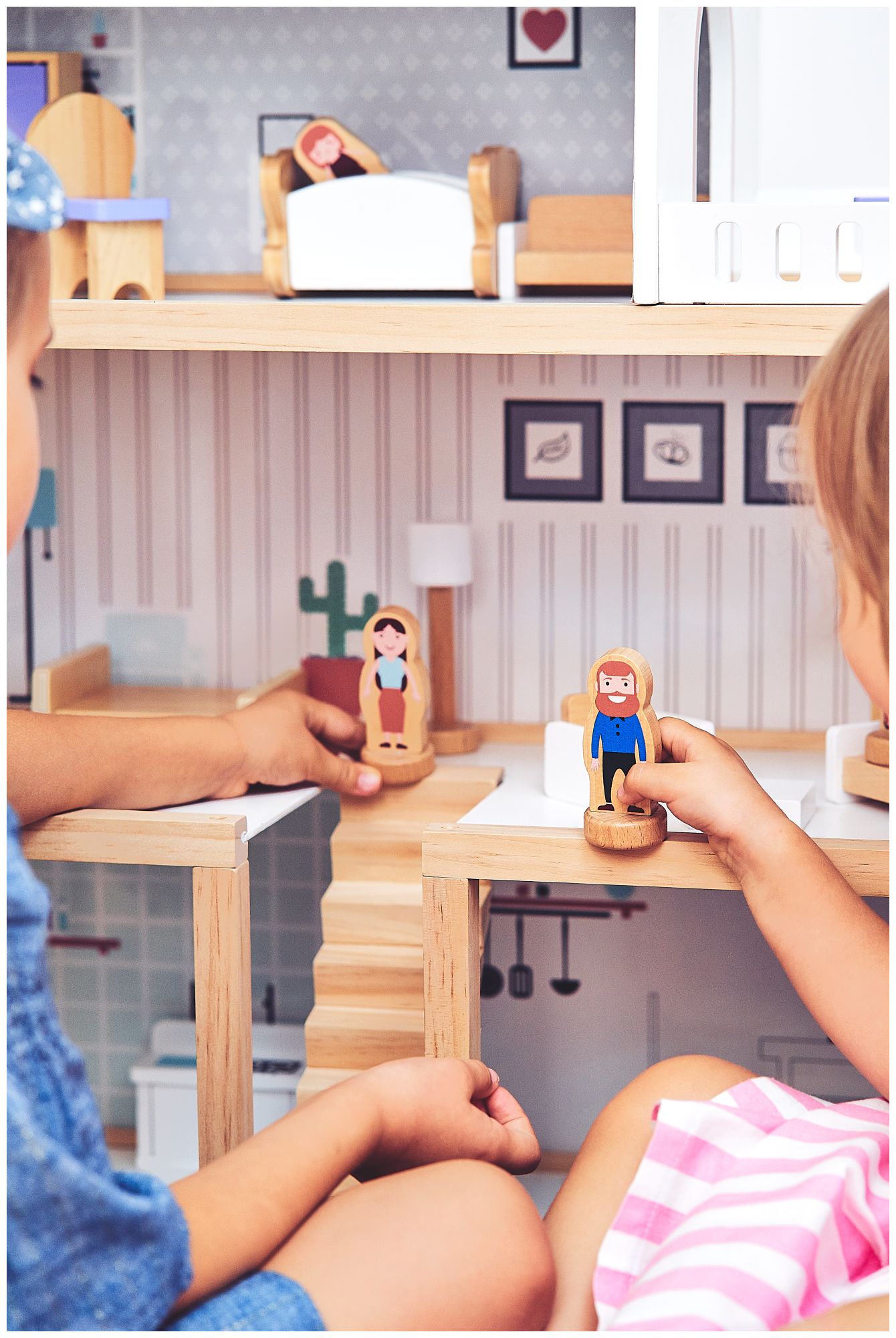 Vitt dockhus i trä med tillbehör 18 st.