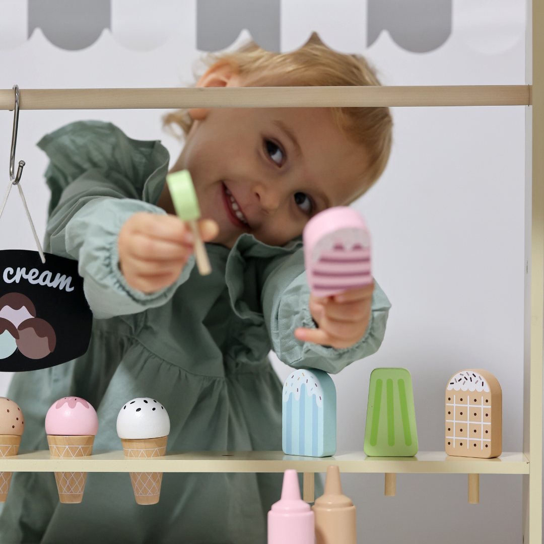 Glassbar i trä på hjul - glassvagn