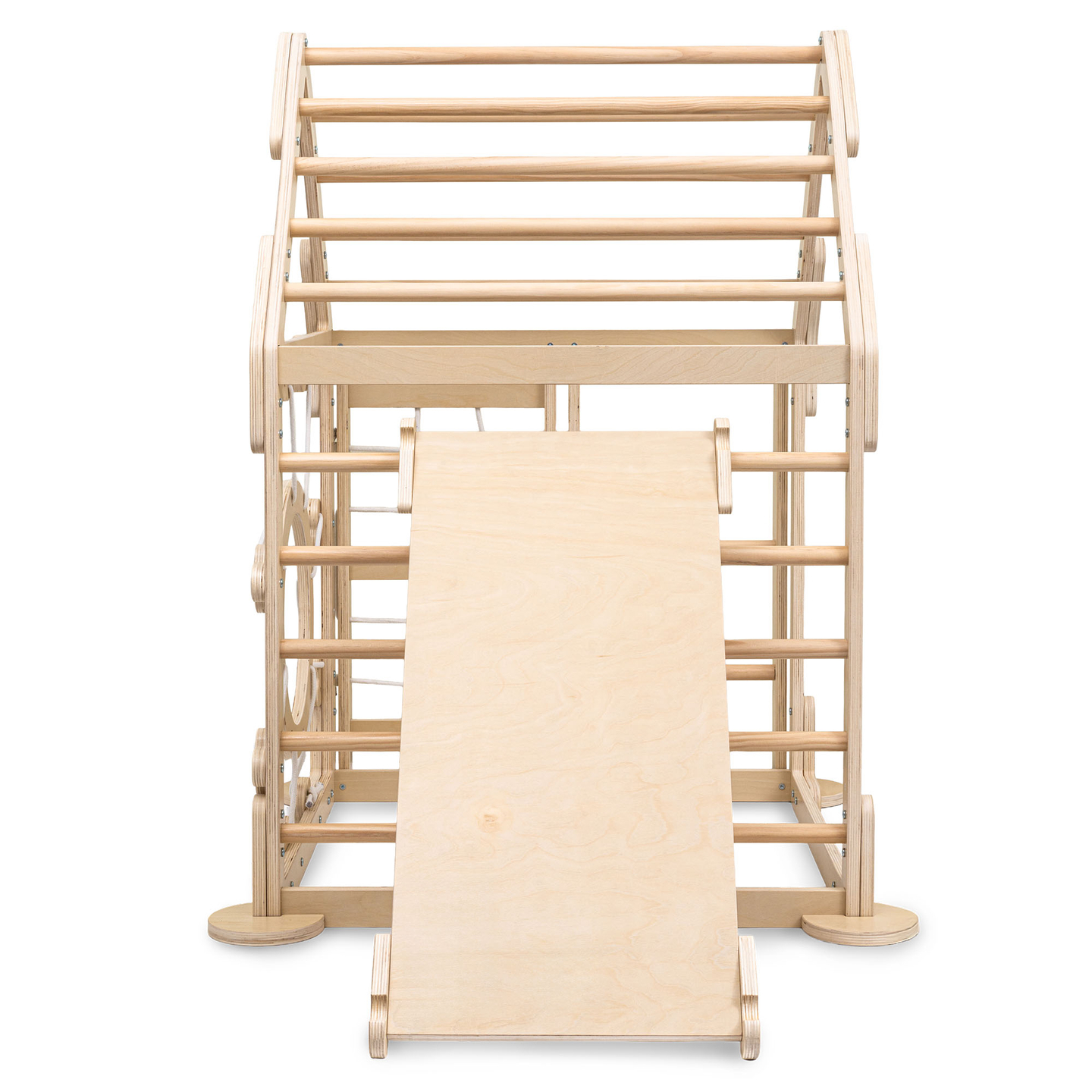 Trälekplats inomhus för barn - ett hus med stegar och en rutschkana