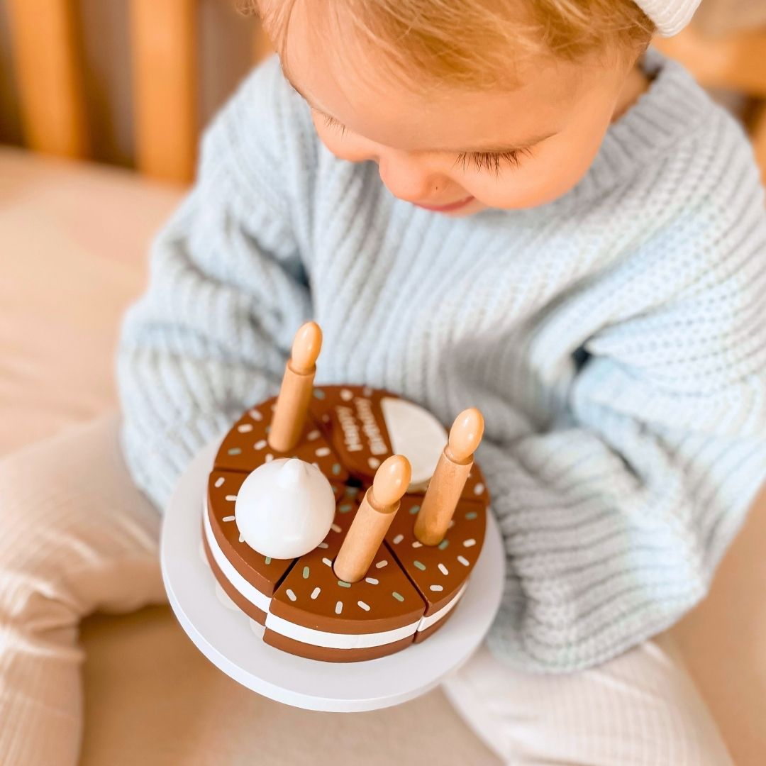 Födelsedagstårta i trä att skära upp