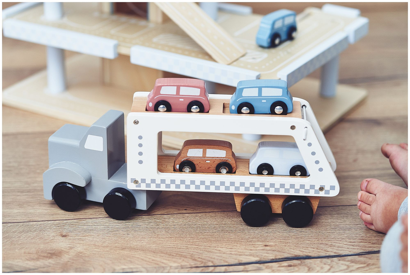 Lastbil med 4 bilar i trä