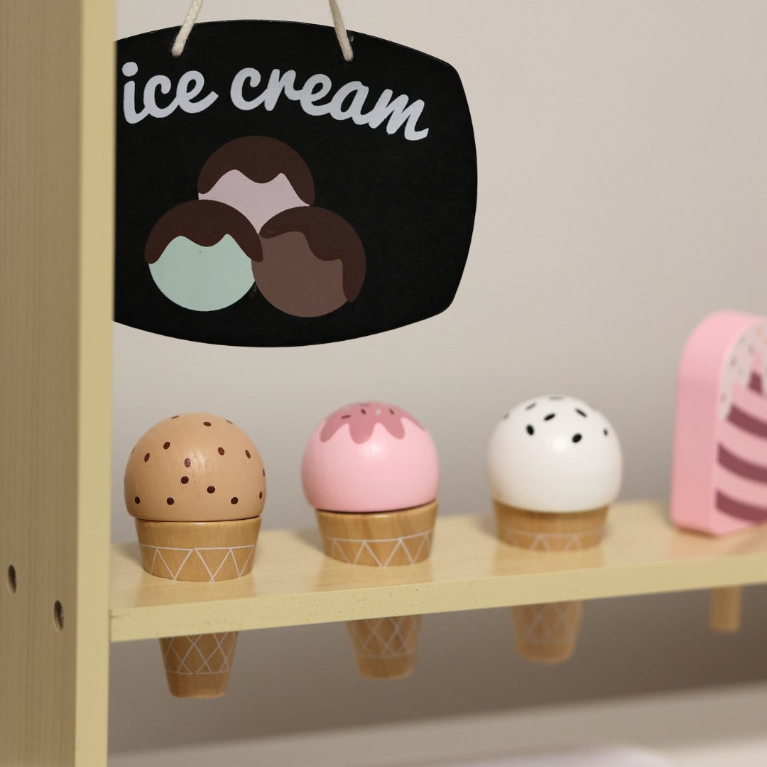 Glassbar i trä på hjul - glassvagn