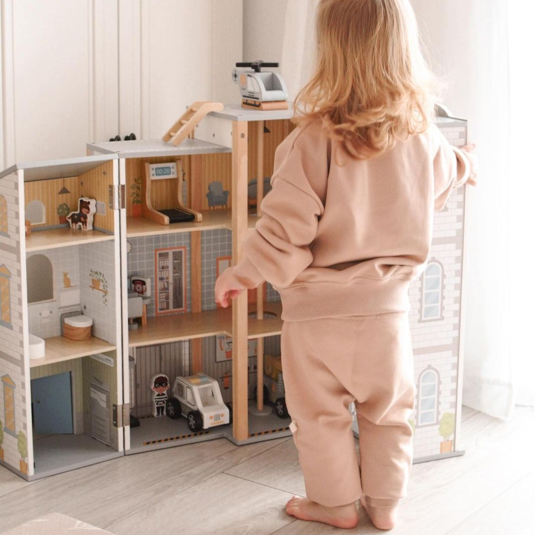 Stor hopfällbar brandstation med polisstation - set i trä. Brandstation och polisstation med tillbehör.