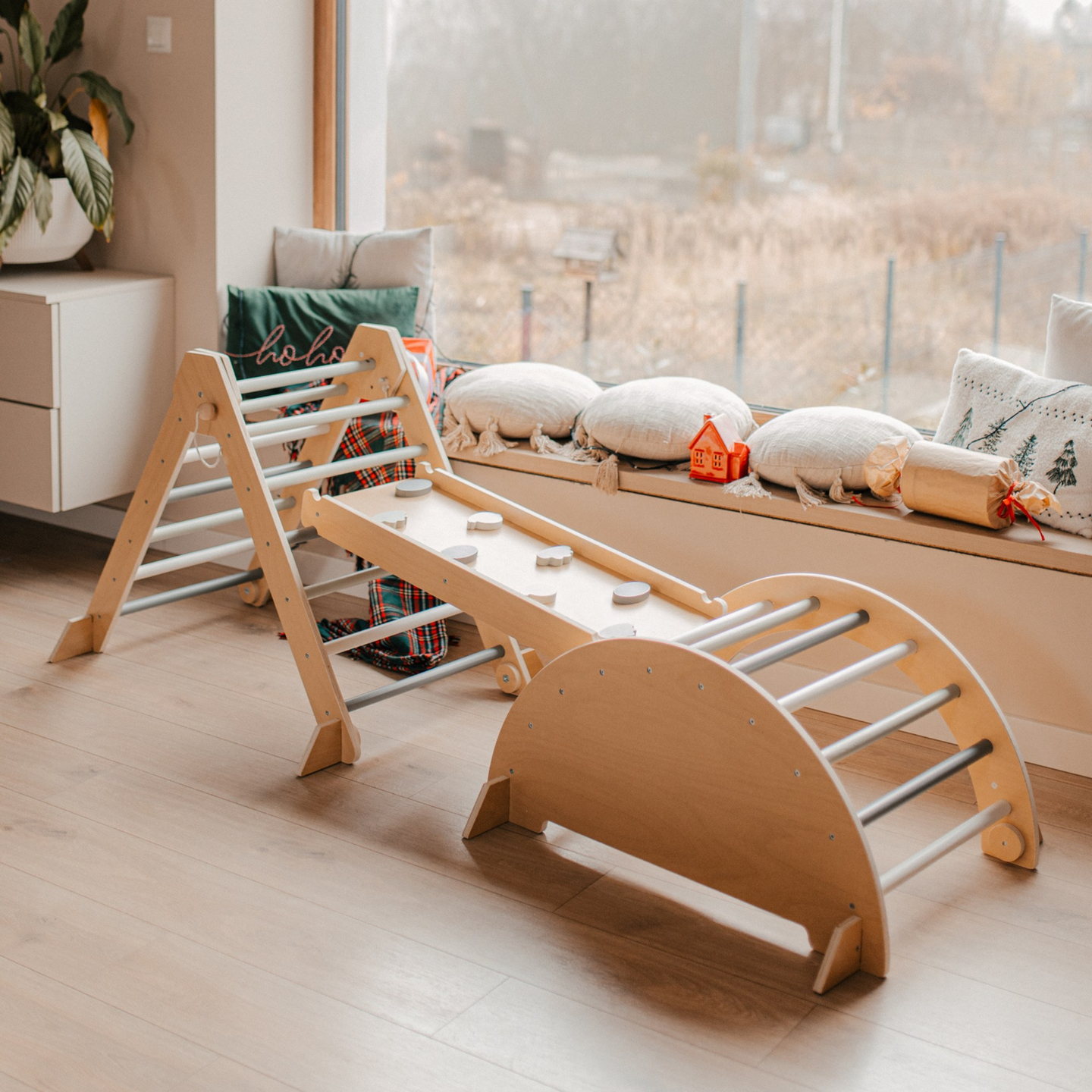 Trälekplats inomhus för barn - klättervägg, rutschkana, klätterbåge/gungstol och Piklers triangel