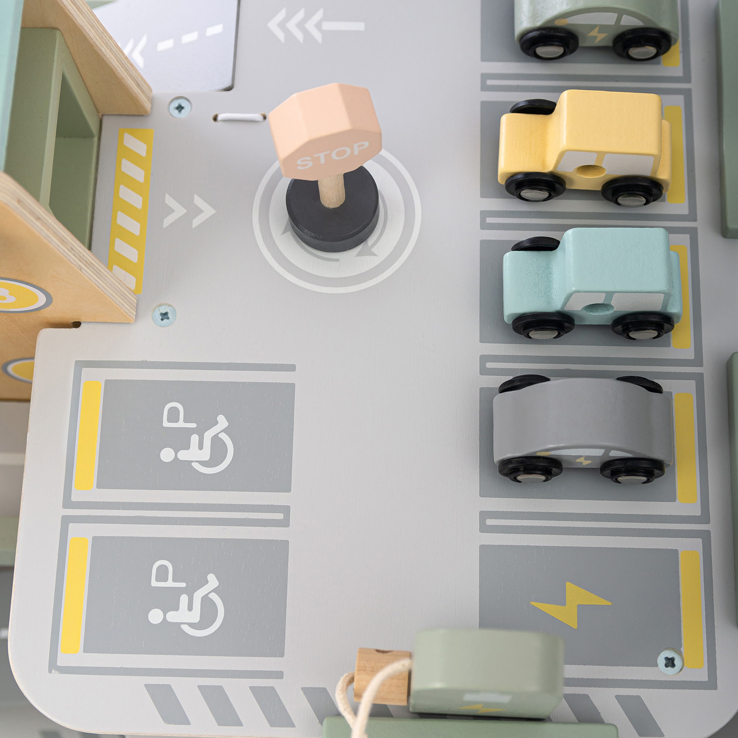 Trägarage i tre våningar för barn med tillbehör – parkeringsplats, bensinstation, biltvätt, helikopter