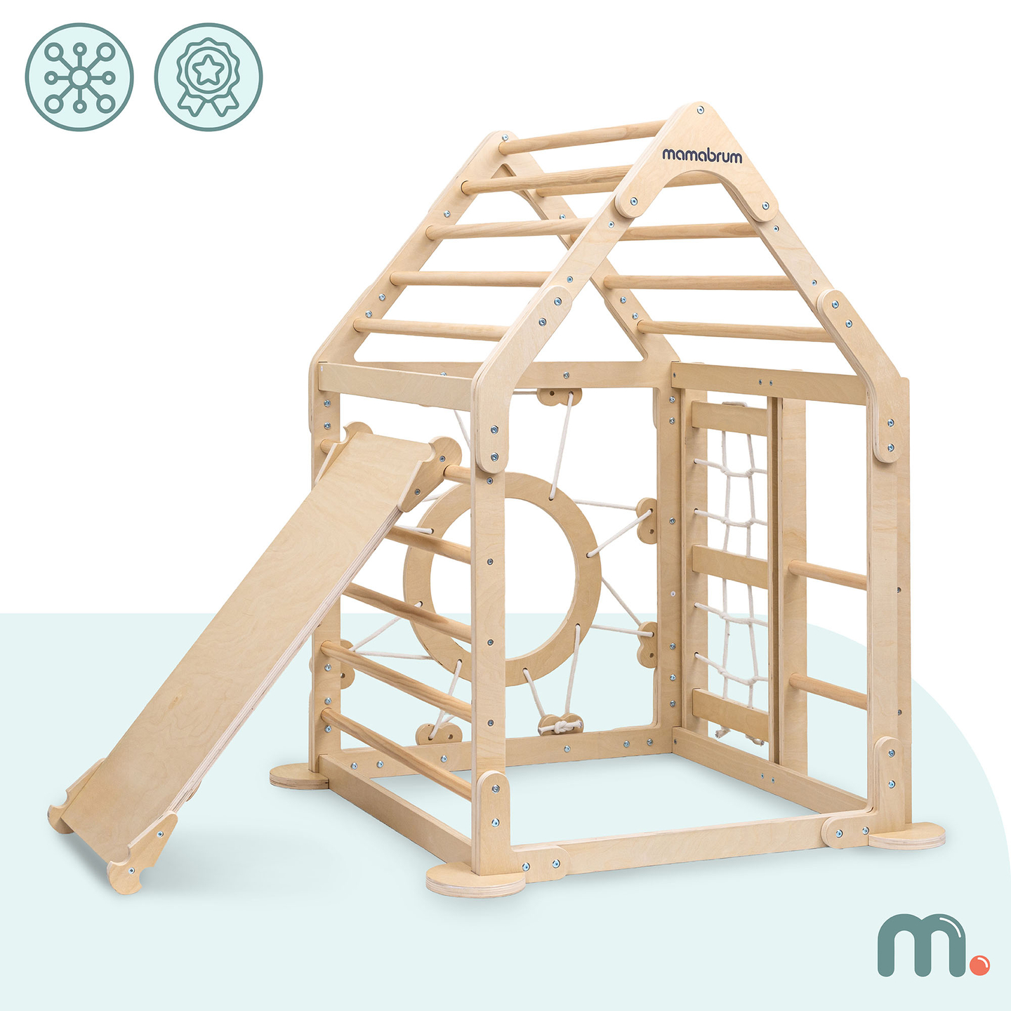 Trälekplats inomhus för barn - ett hus med stegar och en rutschkana