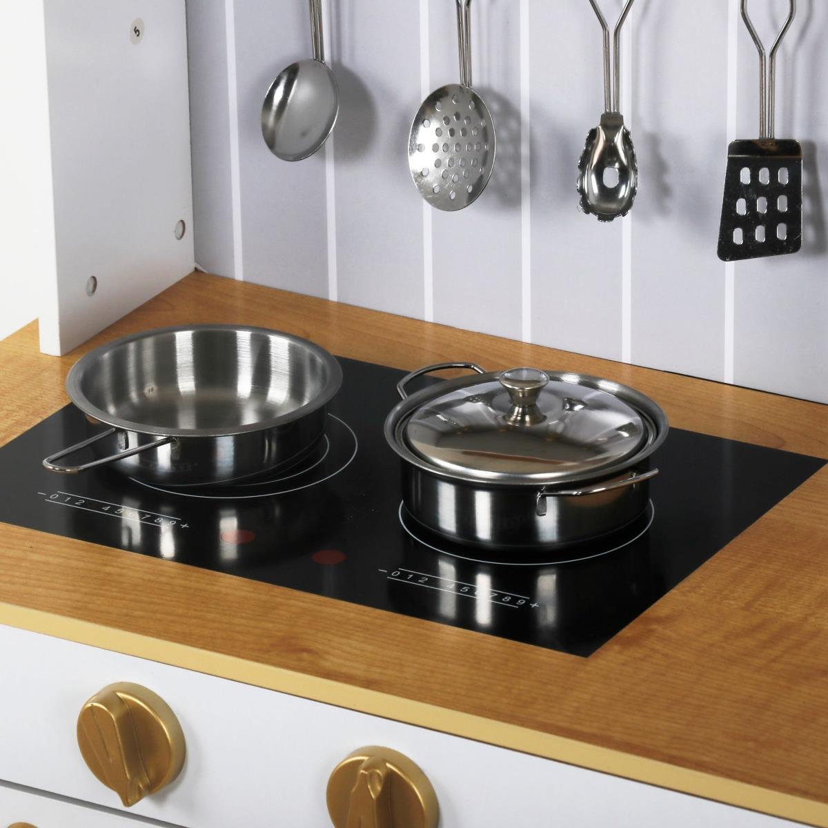 Vitt kök i trä med tillbehör och förkläde