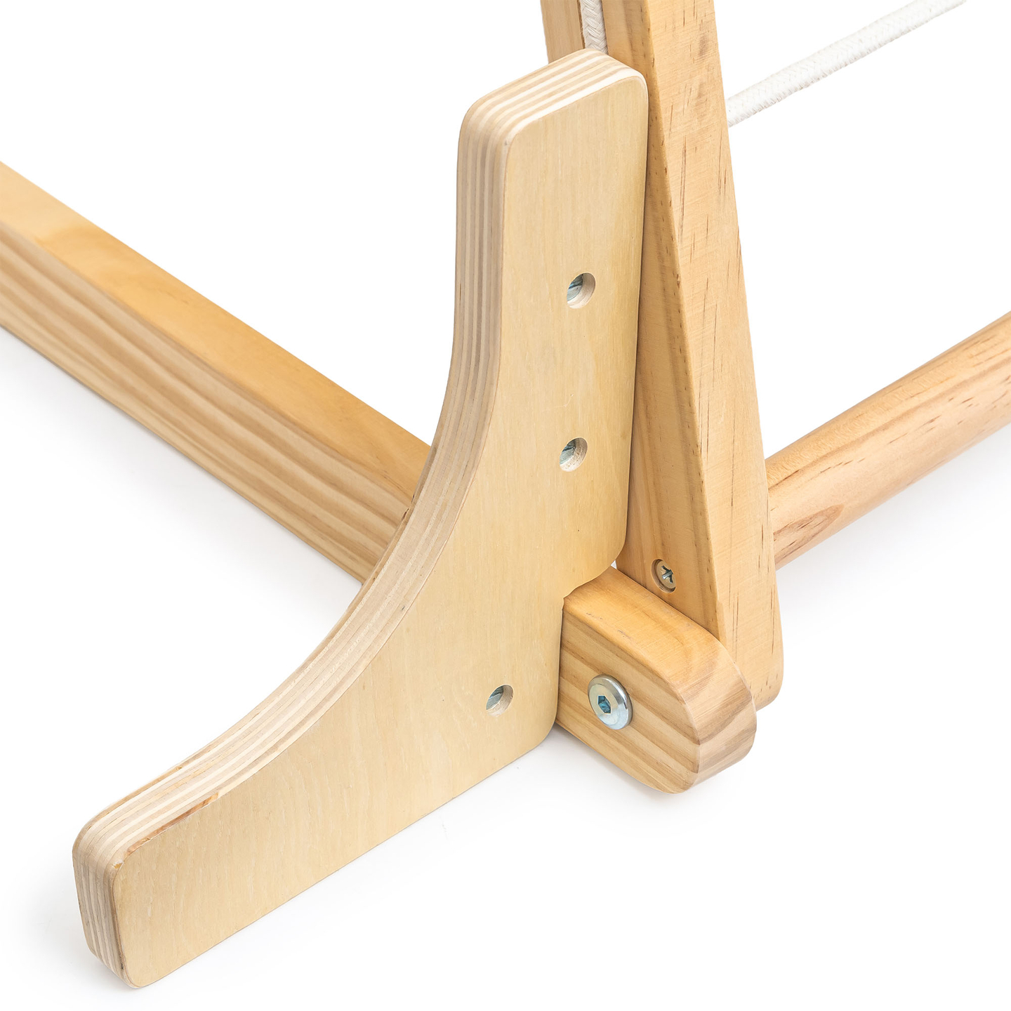 Trälekplats inomhus med gunga, gymnastikringar och klätternät