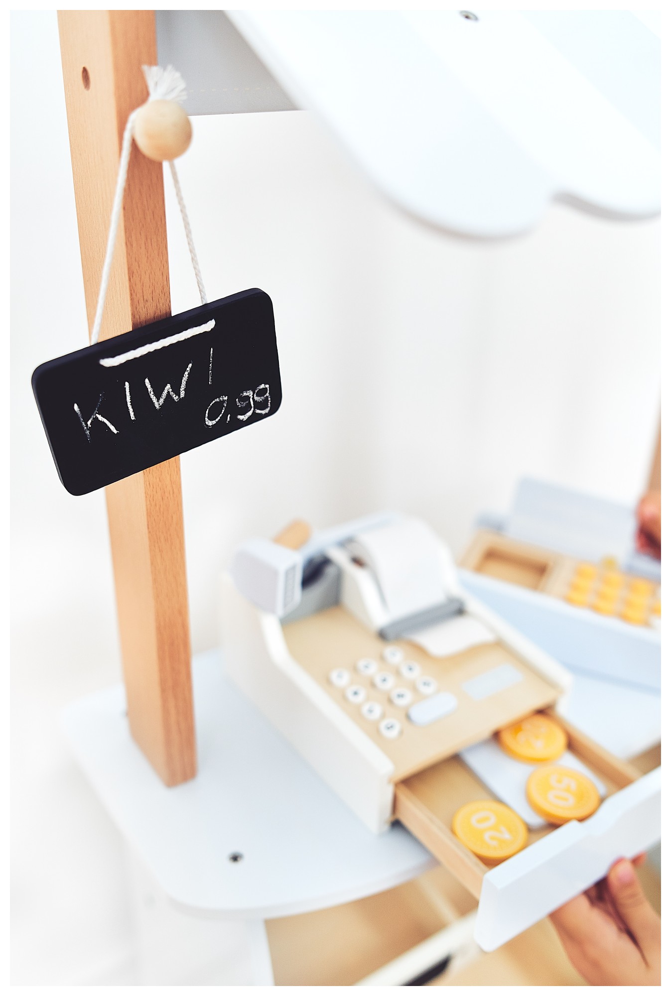 Grönsaksaffär - träbod med lådor, kassaapparat och terminal