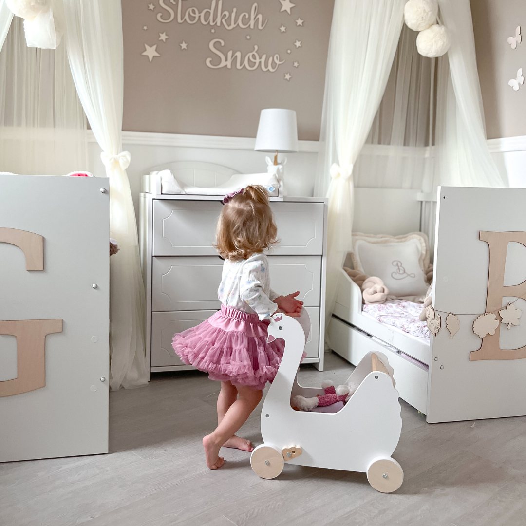 Barnvagn i trä för dockor - Svan