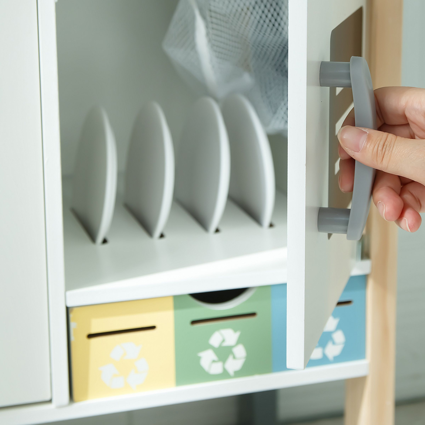 Interaktivt kök med tvättmaskin, diskmaskin och griffeltavla