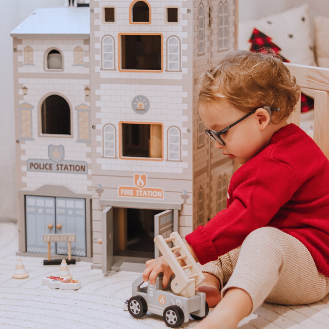 Stor hopfällbar brandstation med polisstation - set i trä. Brandstation och polisstation med tillbehör.