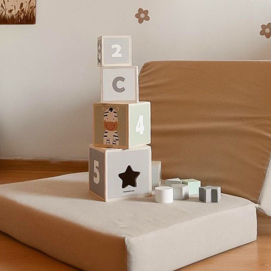 Torn i trä - formsortering siffror alfabet djur