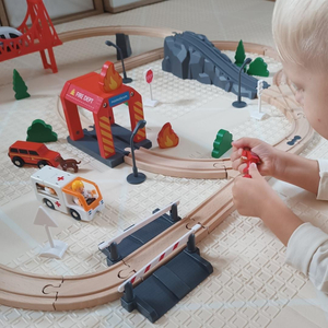 Trätåg, batteridrivet tåg - Brandkår, spår, bilar, broar, bom