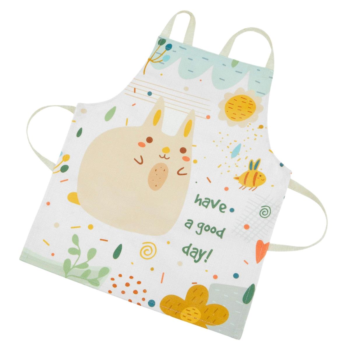 Vitt kök i trä med tillbehör och förkläde