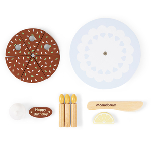 Födelsedagstårta i trä att skära upp