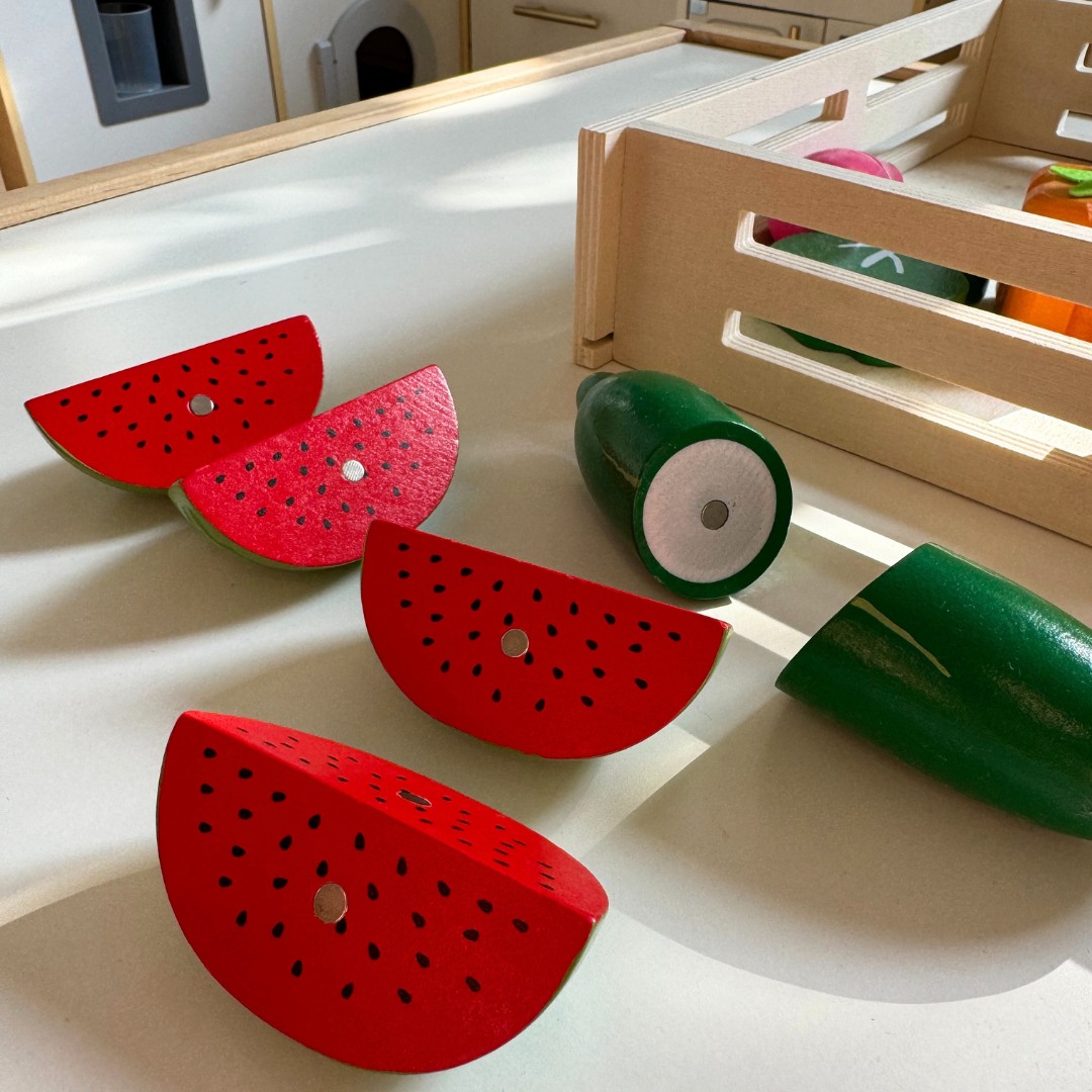 Frukter och grönsaker av trä för skärning