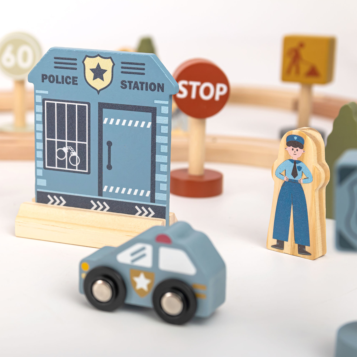 Träjärnväg med elektriskt tåg - rörlig kran, skepp, broar