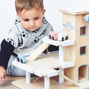 Träparkering i tre våningar med hiss - garage för bilar och helikopter