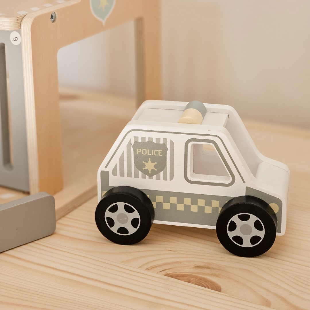 Polisstation i trä med tillbehör