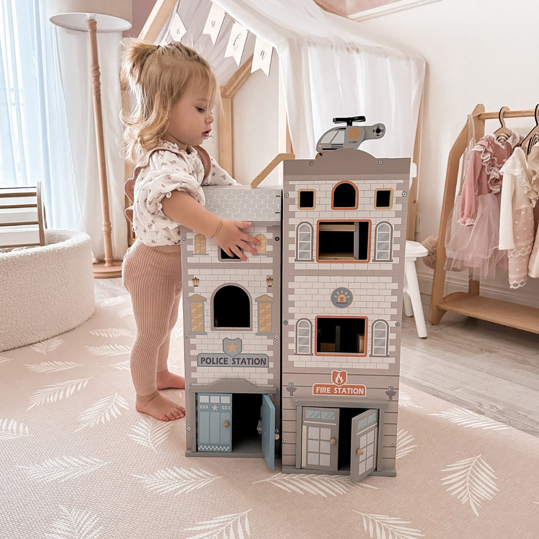 Stor hopfällbar brandstation med polisstation - set i trä. Brandstation och polisstation med tillbehör.