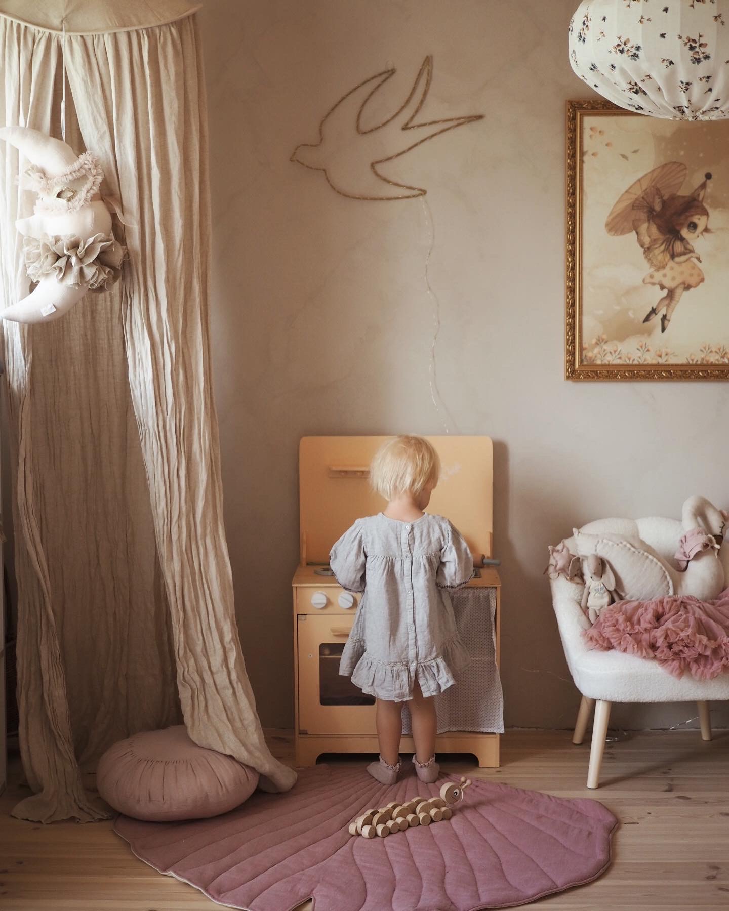 Träkök med förkläde, tillbehör och LED-belysning