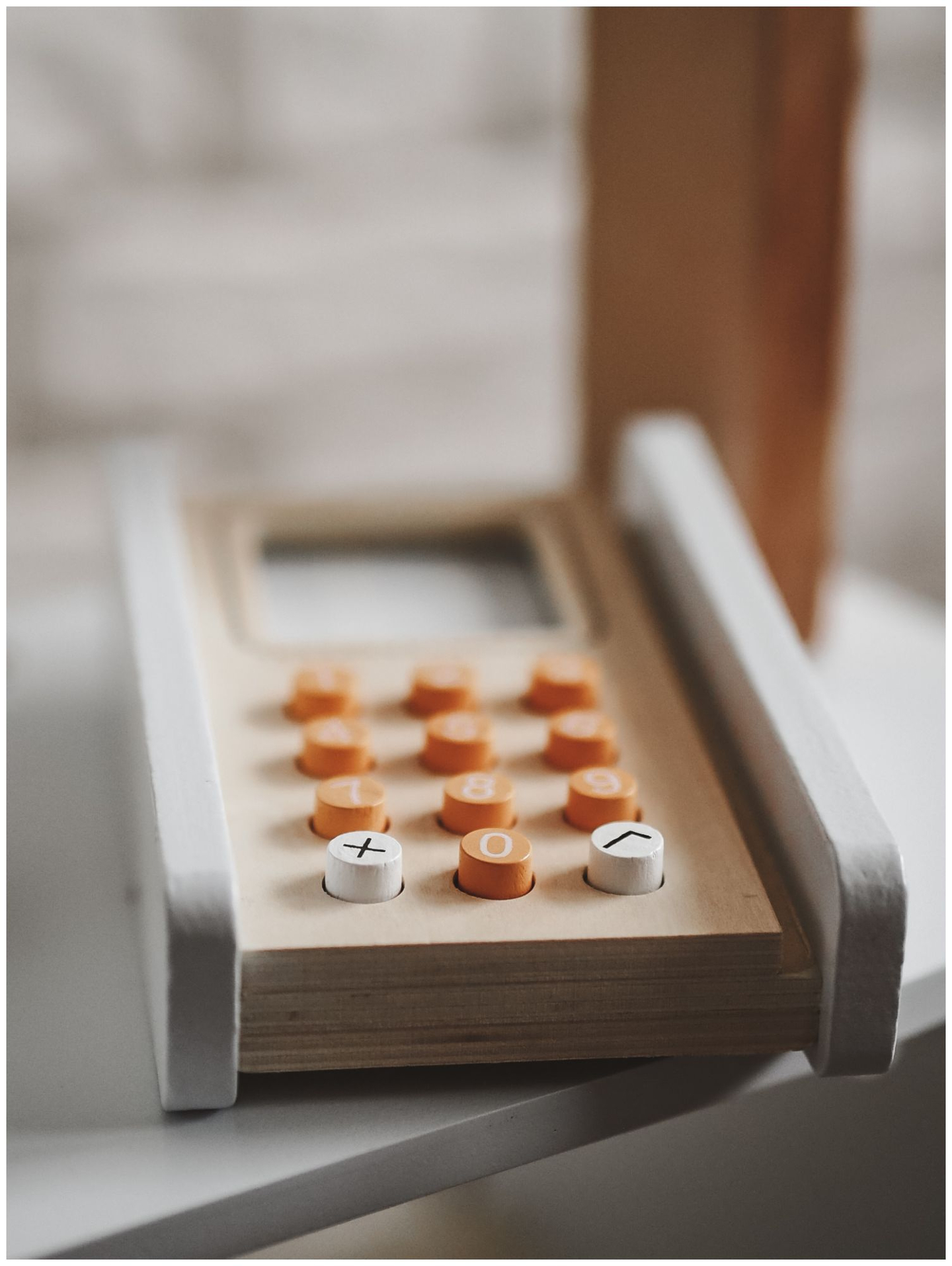 Grönsaksaffär - träbod med lådor, kassaapparat och terminal