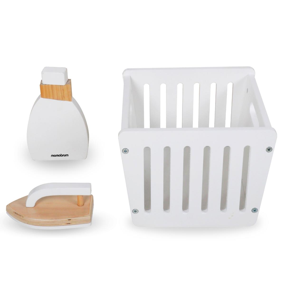 Tvättmaskin i trä med strykjärn, korg och tvättvätska