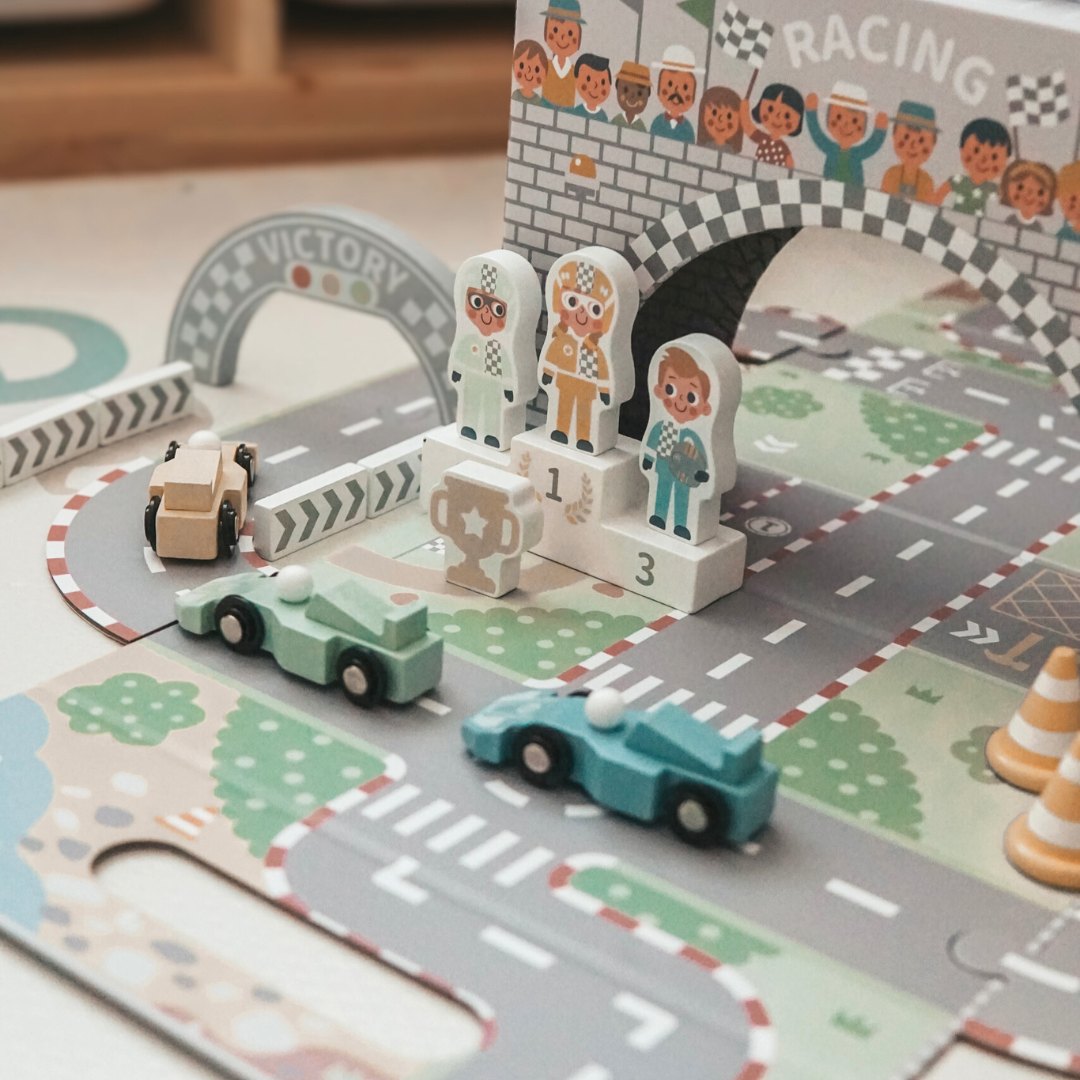 Magnetisk resväska med racerbana, träfordon och vägtillbehör