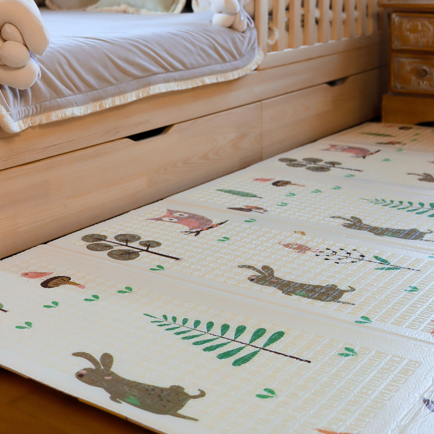 Dubbelsidig skumgummimatta XXL - vikbar 1 CM (skog med nalle och hästar)