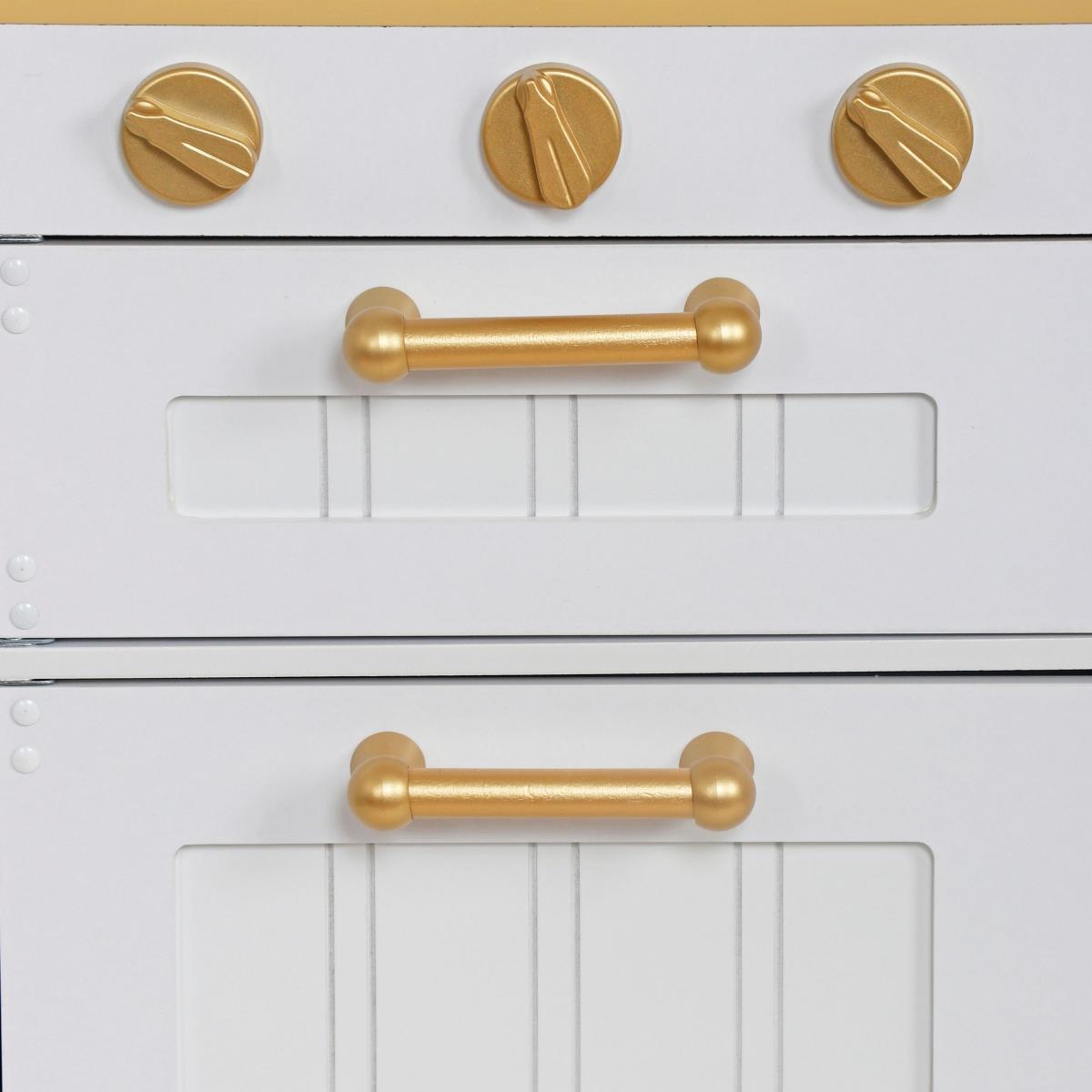 Vitt kök i trä med tillbehör och förkläde