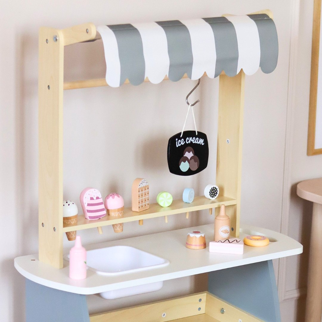 Glassbar i trä på hjul - glassvagn