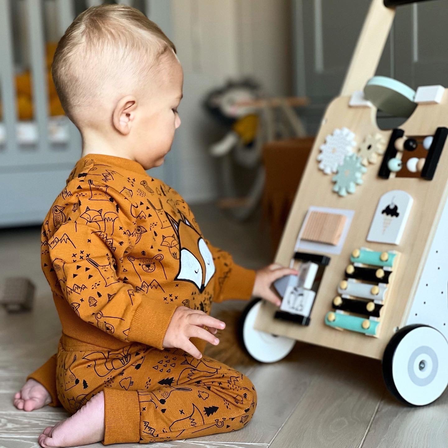 Trä, pedagogisk barnvagn - manipulativ bräda