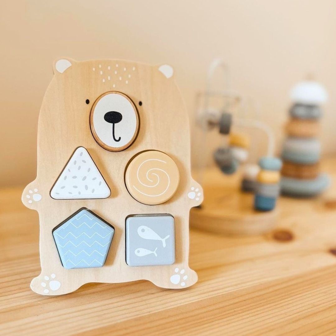 Set med träleksaker - färgglad sammanflätning, sälpyramid, sortering med nallebjörn