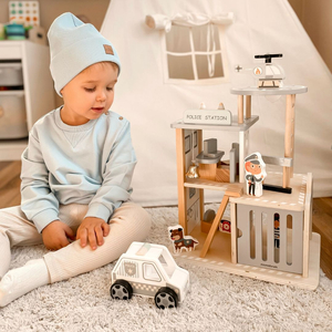 Polisstation i trä med tillbehör