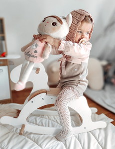 Gunghäst i trä - vit - från 12 månader.