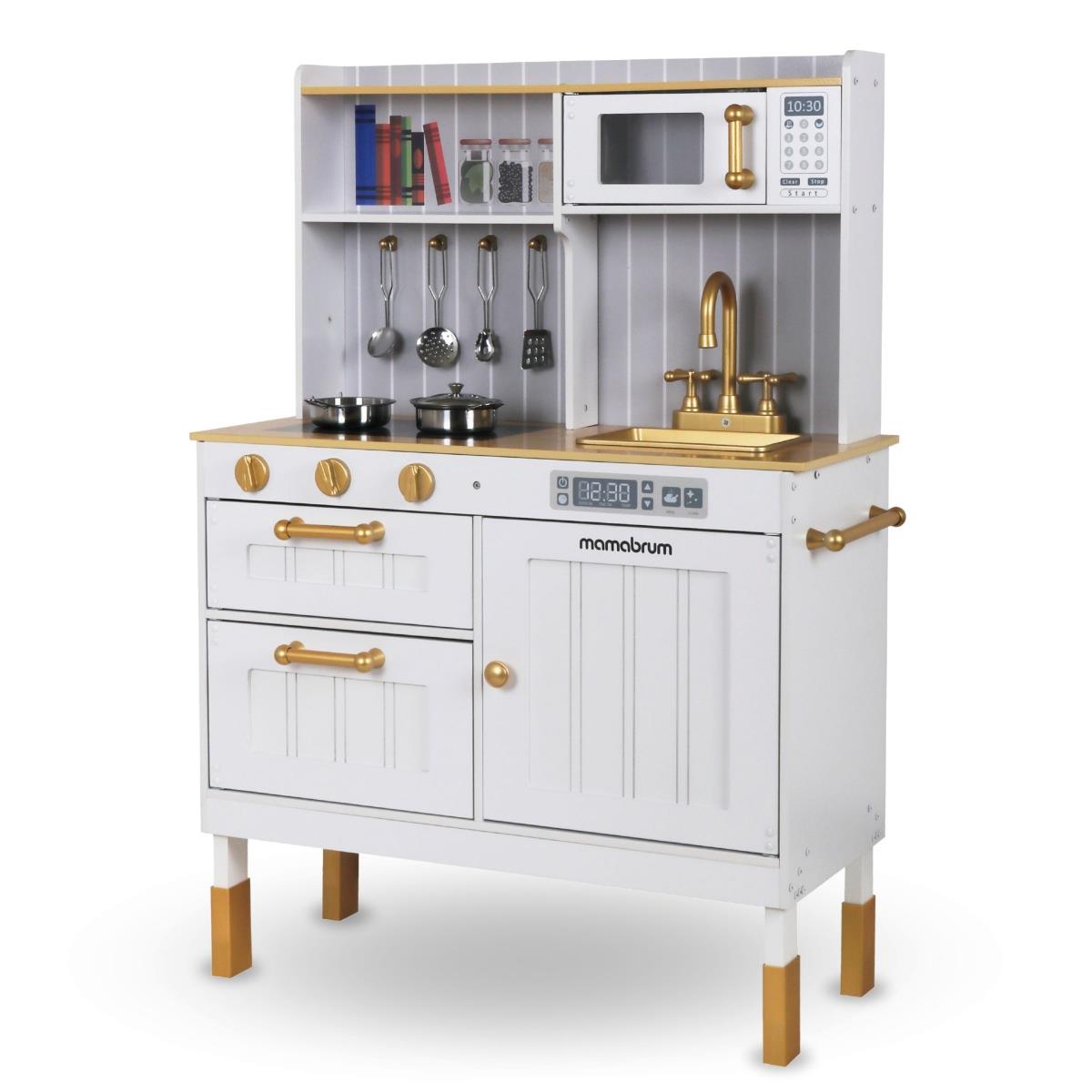 Vitt kök i trä med tillbehör och förkläde