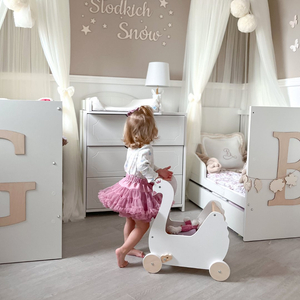 Barnvagn i trä för dockor - Svan