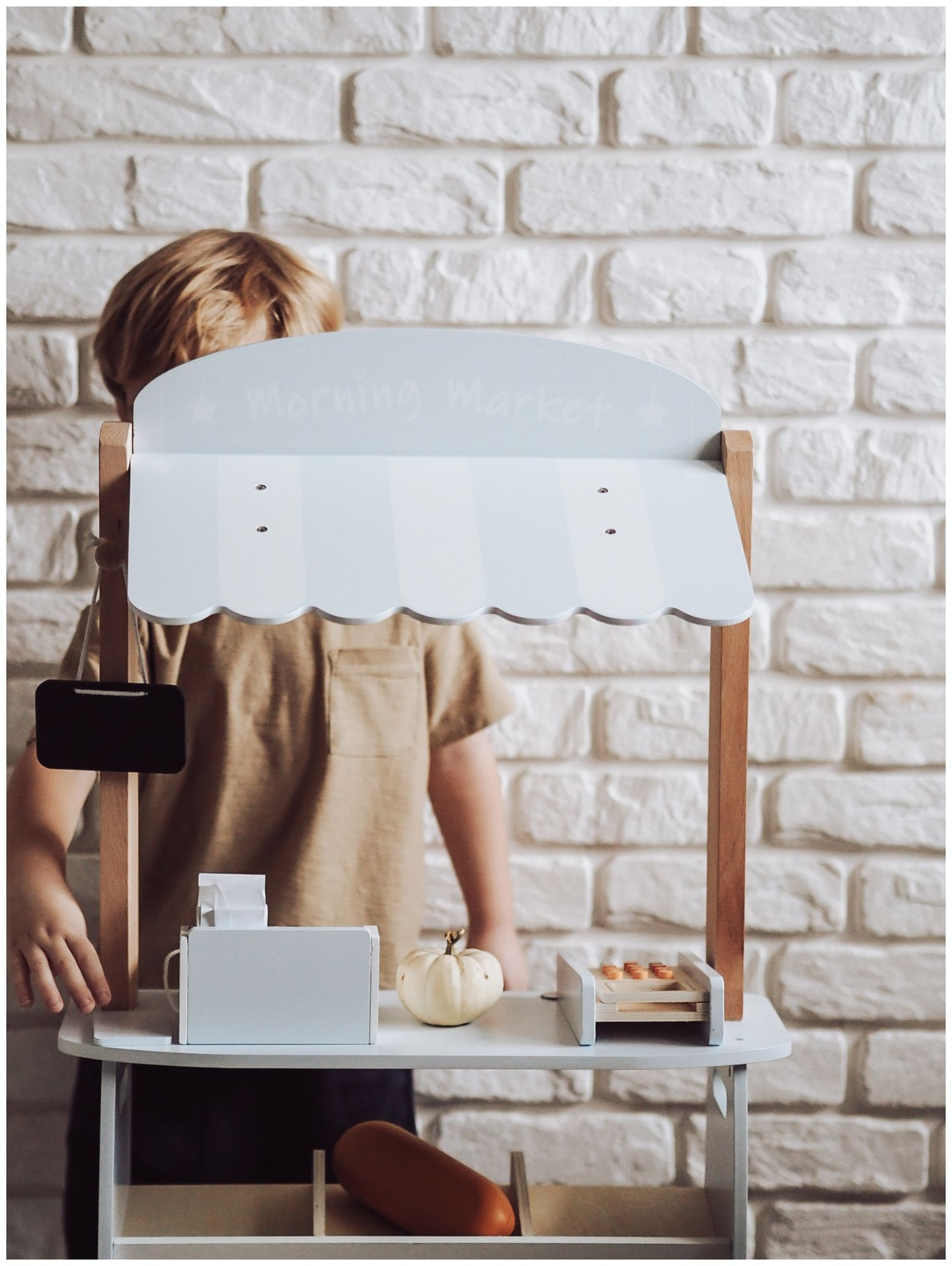 Grönsaksaffär - träbod med lådor, kassaapparat och terminal