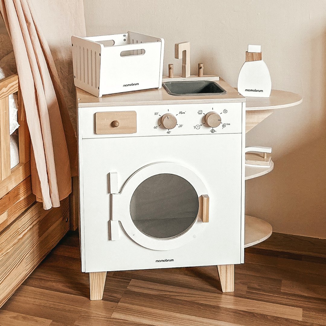 Tvättmaskin i trä med strykjärn, korg och tvättvätska