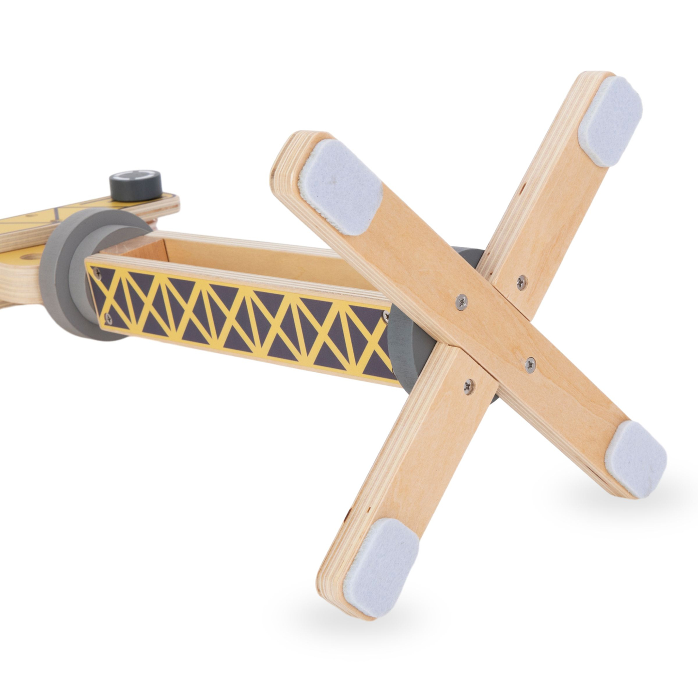 Byggarbetsplats i trä med stora mobilkranar och fordon, tornkran