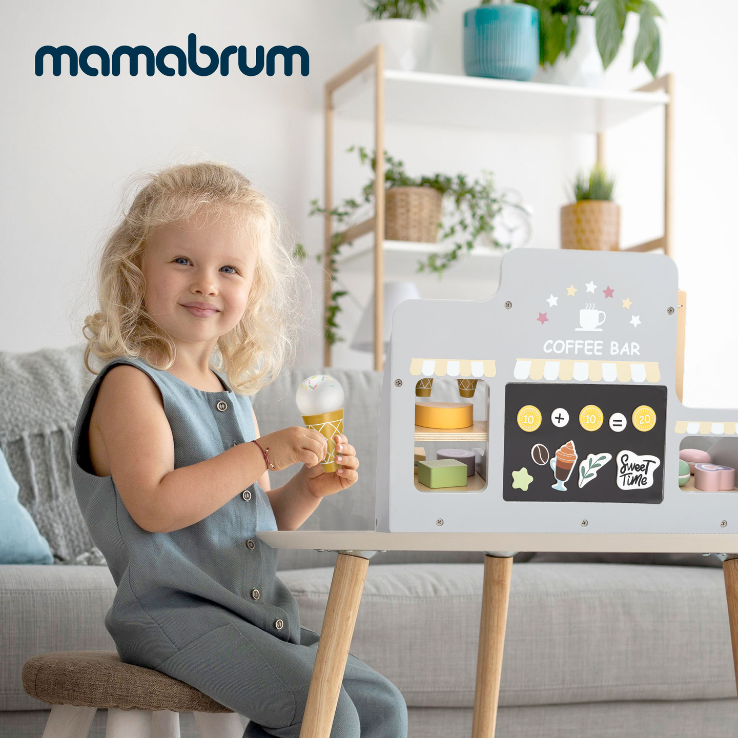 En stor glassbar i trä med magnettavla, kaffemaskin och glass- och dessertset - över 70 delar!