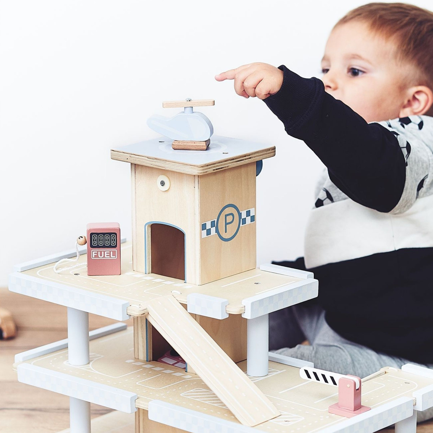 Träparkering i tre våningar med hiss - garage för bilar och helikopter