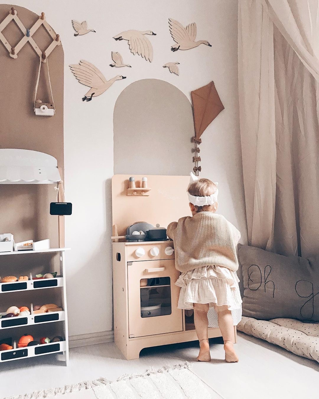 Träkök med förkläde, tillbehör och LED-belysning