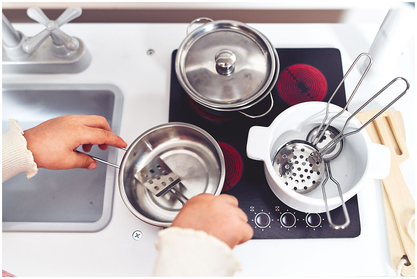 Stora vita kökstillbehör och förkläde i trä