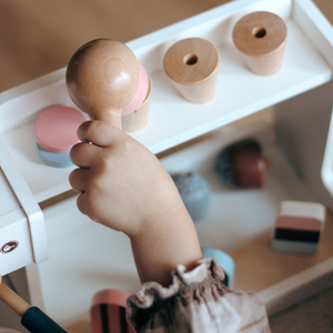 Glassbar i trä med kaffemaskin - kaffebar med tillbehör