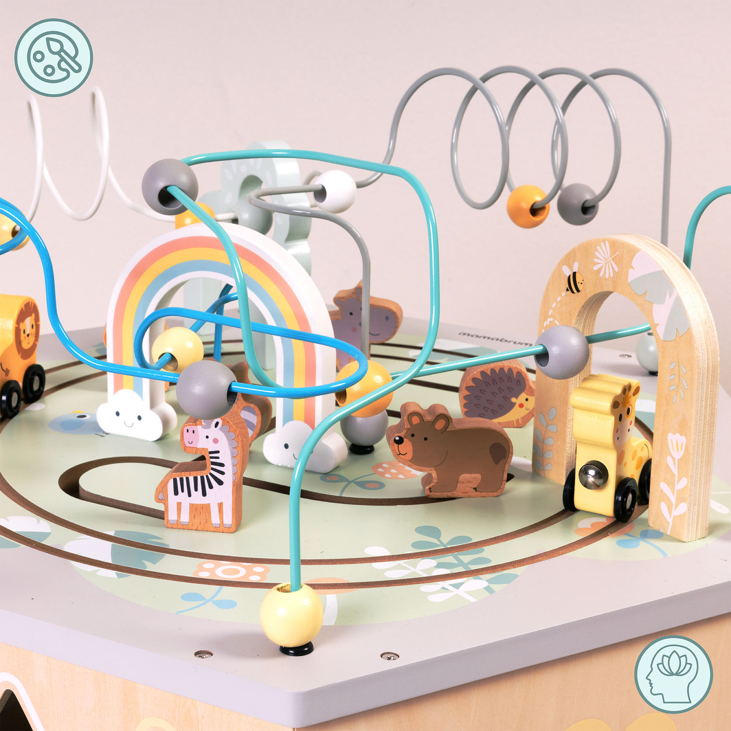 Stor träleksak med pedagogisk kub - en Montessorileksak med magnetiskt tåg och motoröglor